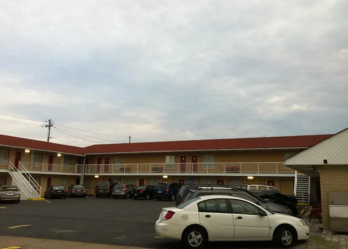 Scottish Inn Near The Falls And Casino